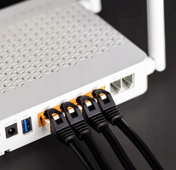 Reagle kabel Ethernet Cat 8 RJ45 10 m – płaski czarny przewód LAN podłączony do routera i komputera