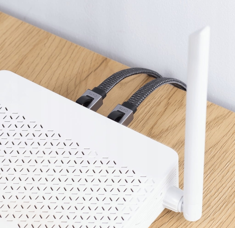 Reagle RE1500P – przewód sieciowy LAN Cat 8 RJ45 – elastyczny płaski kabel idealny do poprowadzenia pod panelami lub wykładziną