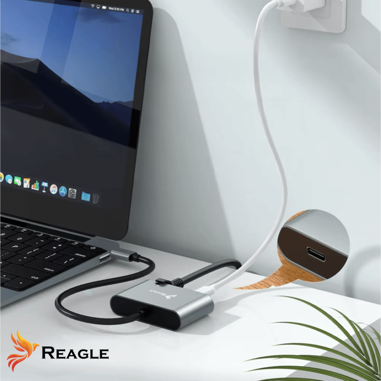USB-C-auf-Ethernet-Adapter 2.5G RJ45 Reagle – Ansicht auf Schreibtisch mit Laptop