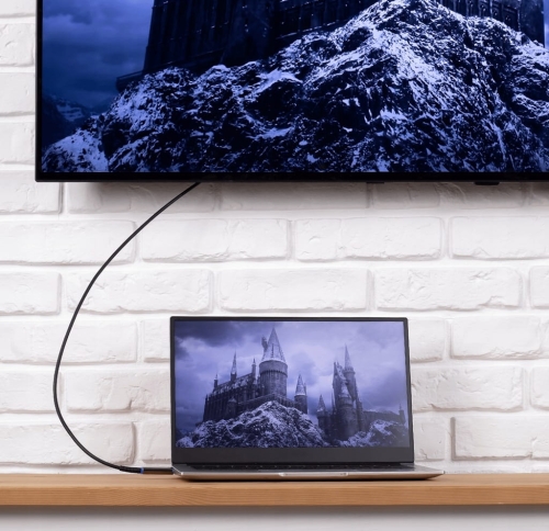 Kabel HDMI 2.1 AOC 30m – przewód podłączony do laptopa, obraz w jakości 4K 120Hz HDR