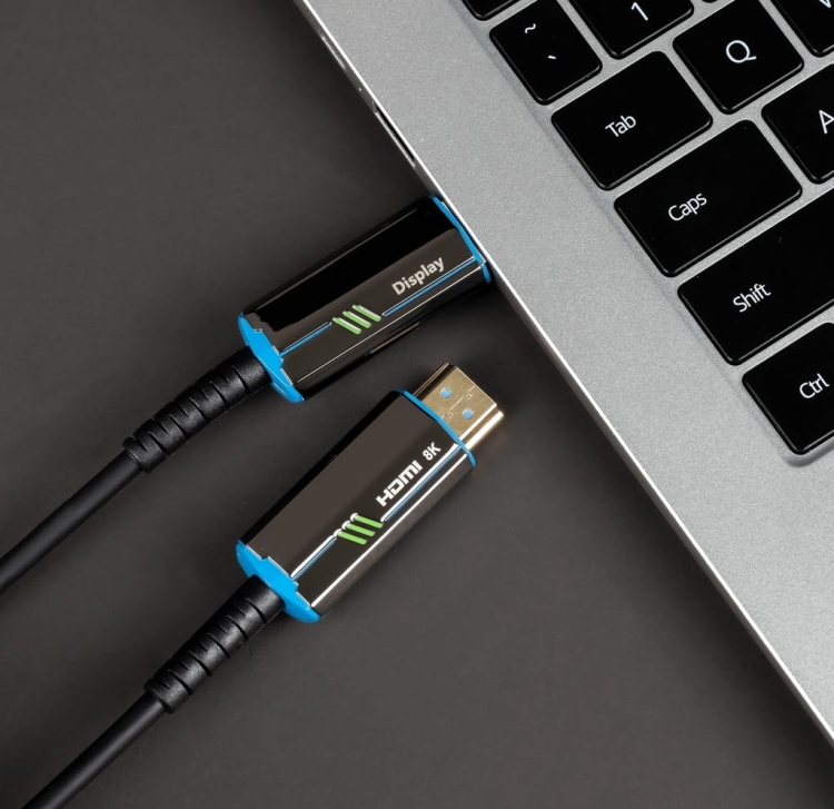 Reagle kabel HDMI 2.1 optyczny 30m – nowoczesny design, czarny oplot, trwała konstrukcja podłączony do laptopa