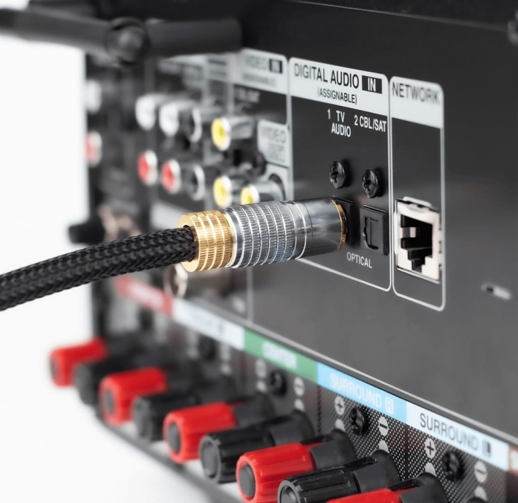 Kabel optyczny audio Toslink Reagle RAO100P podłączony do komputera PC – cyfrowy dźwięk bez strat jakości