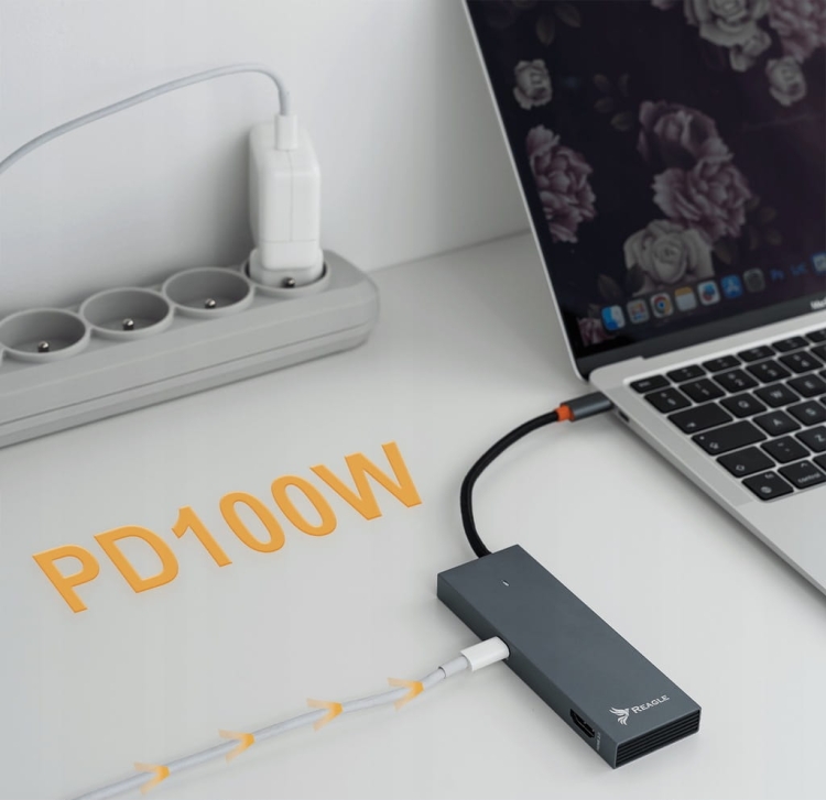 Hub USB-C Reagle RHUB55C podłączony do laptopa z ekranem 4K