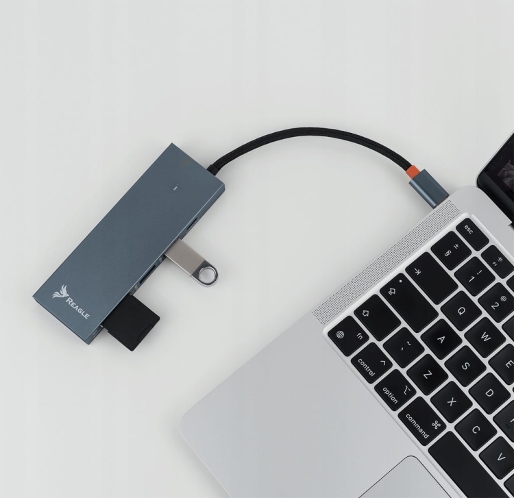 Hub USB-C Reagle RHUB55C połączony z laptopem