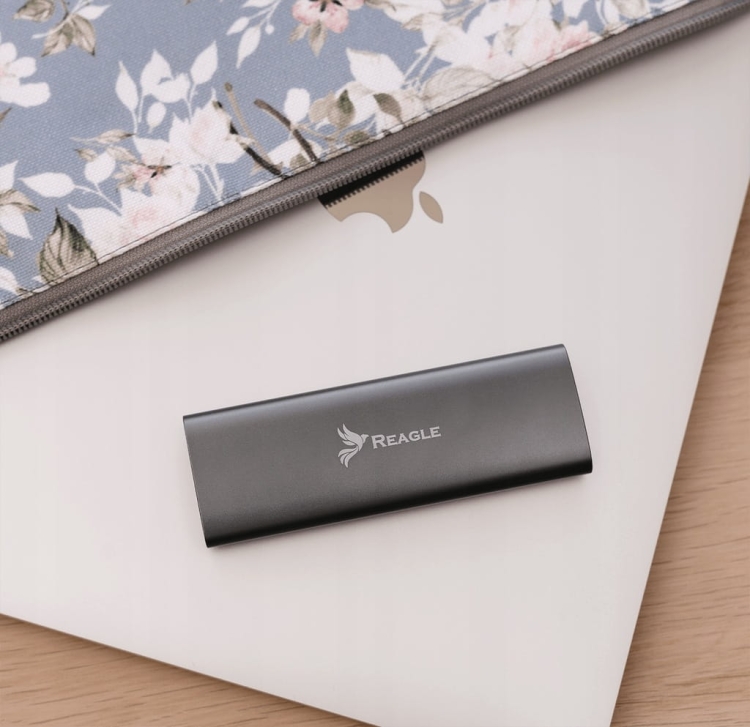 Adapter do dysków SSD M.2 NVMe i SATA Reagle RE4M2 – kompaktowa aluminiowa konstrukcja