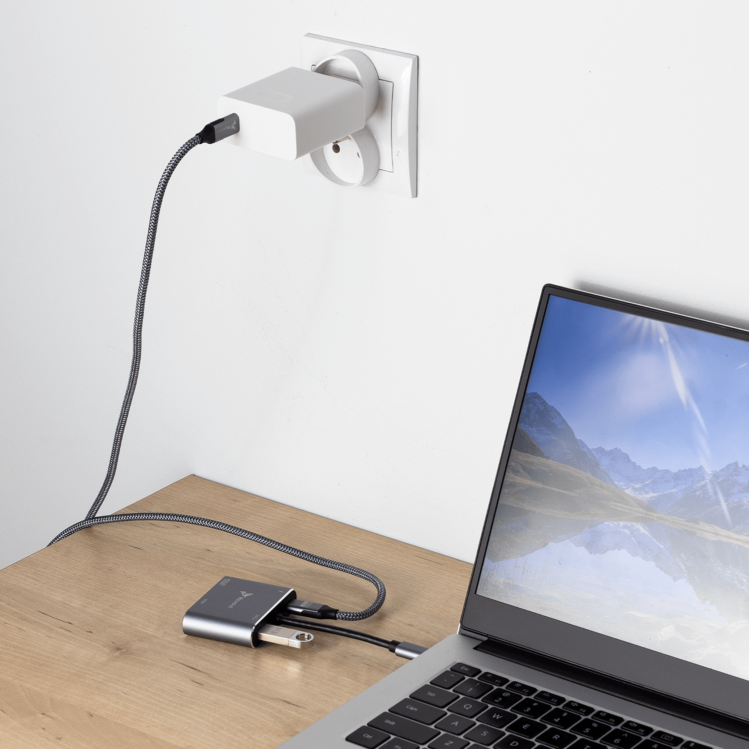 USB-C to DisplayPort, HDMI and VGA Hub (M/F/F/F) –